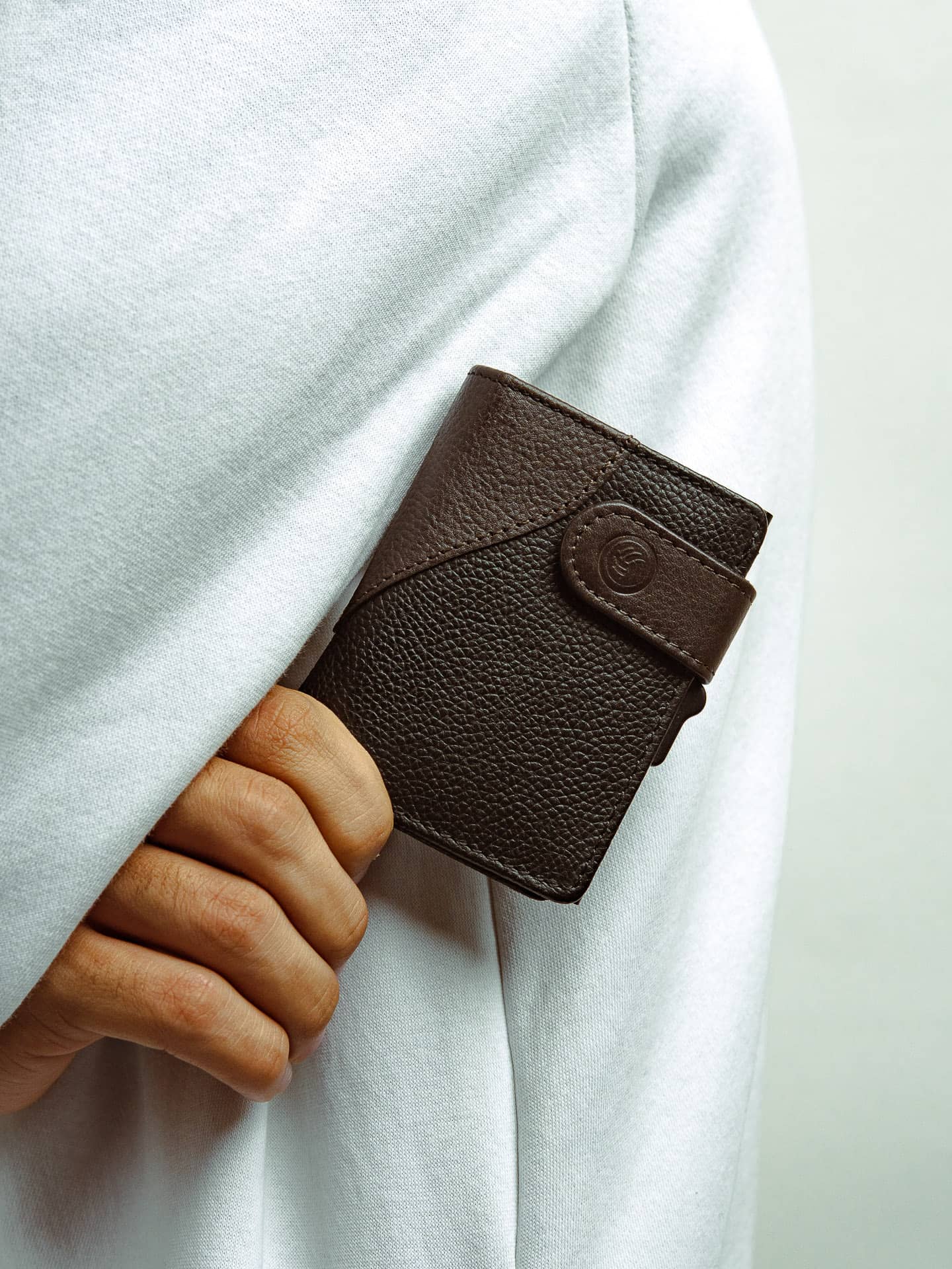 Bacca Bucci TurboPop Leather Wallet with Metal Card Ejection Mechanism - Image 3